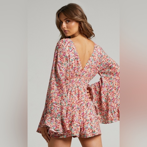 VICI Mila Long Flared Sleeve Playsuit In Floral - Picture 6 of 7